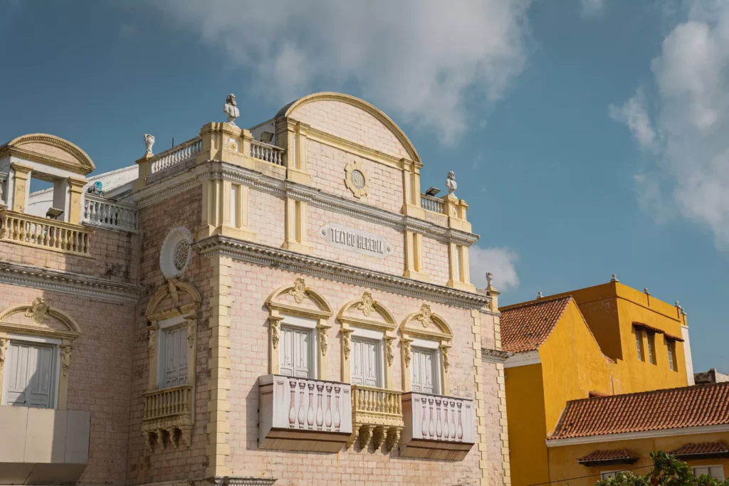 Fachada del Teatro Heredia, destacando su arquitectura colonial y balcones.